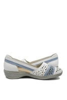 Imagine Mocasini damă din piele naturală albi, cu detalii bleu RIK41358-80