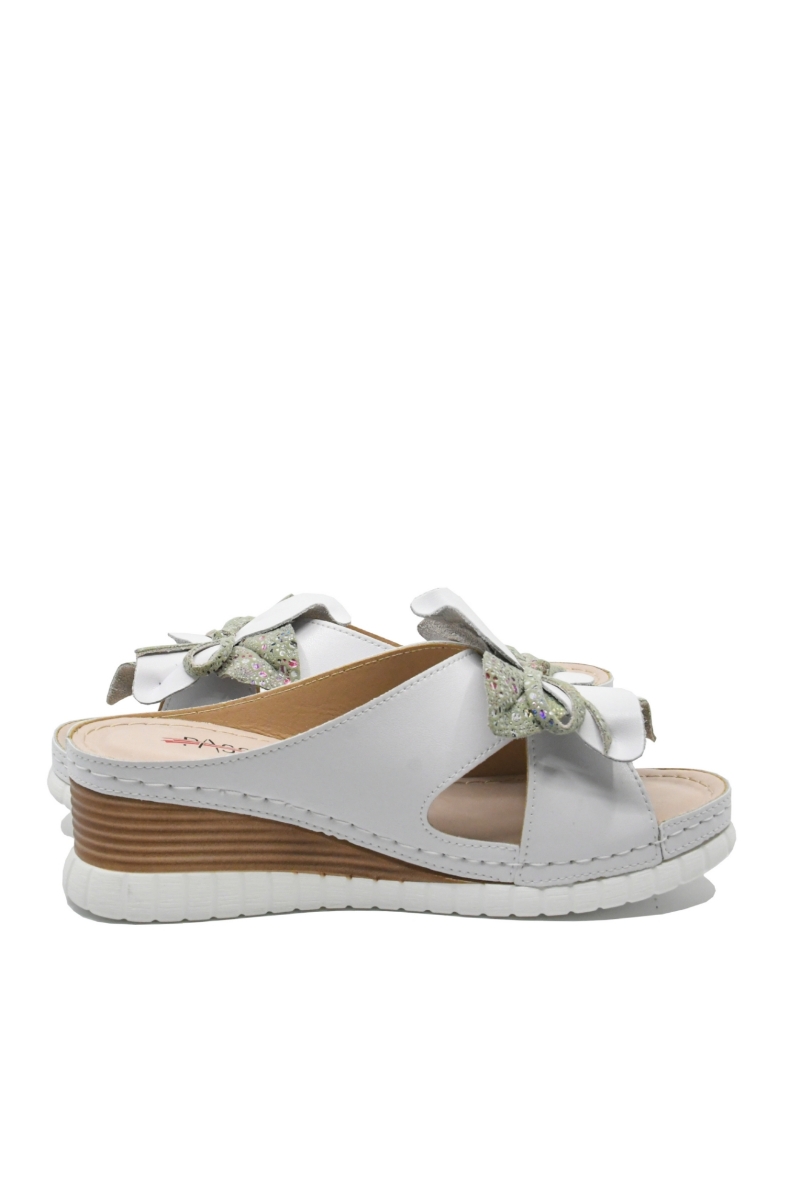 Imagine Saboți wedge albi din piele naturală, cu floare decorativă OTR70436