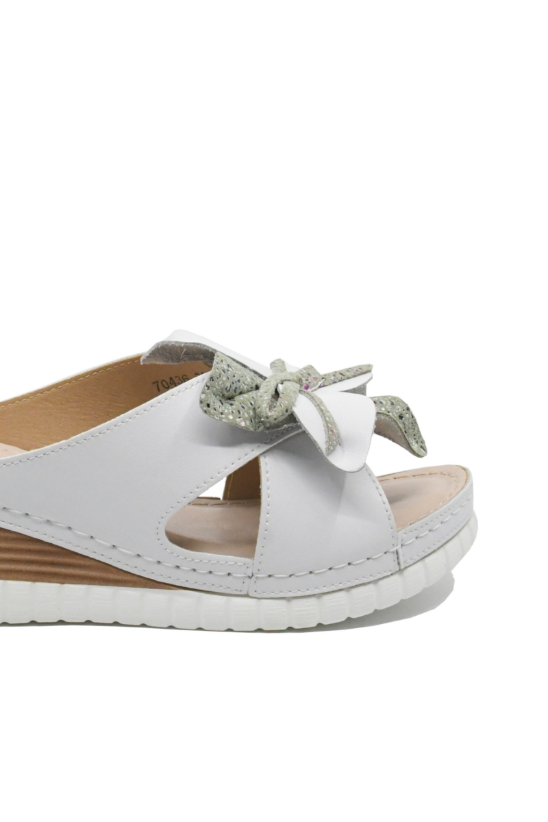 Imagine Saboți wedge albi din piele naturală, cu floare decorativă OTR70436
