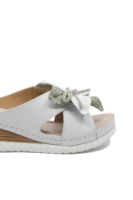 Imagine Saboți wedge albi din piele naturală, cu floare decorativă OTR70436