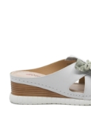 Imagine Saboți wedge albi din piele naturală, cu floare decorativă OTR70436