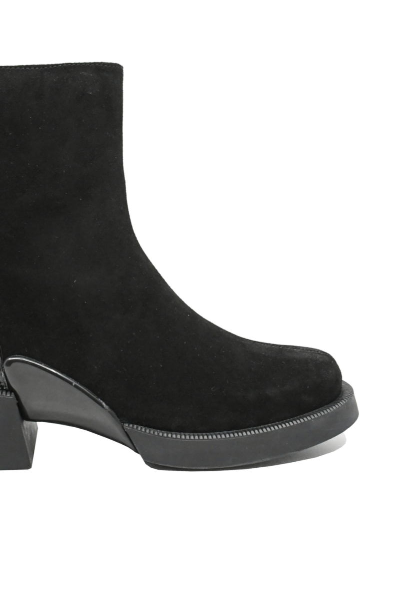 Imagine Ghete damă cu talpa înaltă, negre, din piele întoarsă cu detalii din lac GOR4477NV